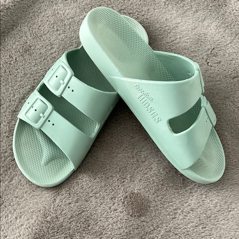 Freedom Moses Women's Mint Green Slide Sandals size 8.5